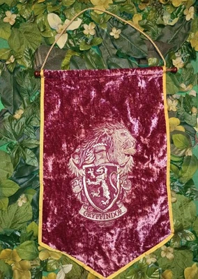 Potterybarn Griffyndor Leão Rosa Veludo Pendurado na Parede Adolescente - Imagem 1 de 3