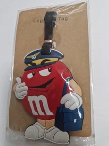 M & Ms Jumbo Kofferanhänger rot mit Pilotenkappe - NEU - Bild 1 von 3