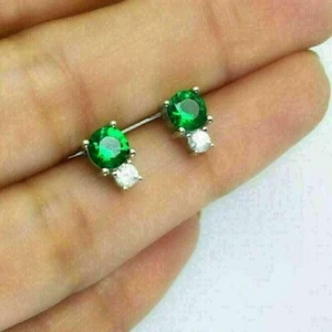 Aretes esmeralda verde enchapados en oro blanco de 14 quilates de corte redondo de 1,00 quilates creados en laboratorio - Imagen 1 de 5