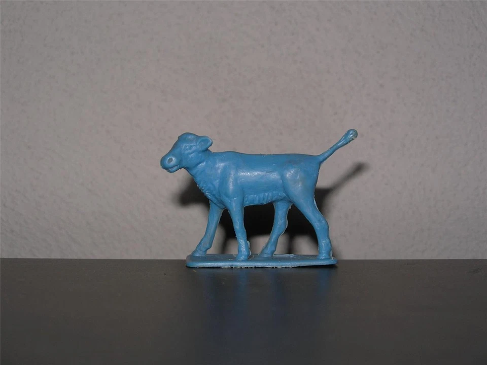 MPC Becerro con Base - Plástico Azul Años 60 - Principios Años 70 Foto 1 de 1