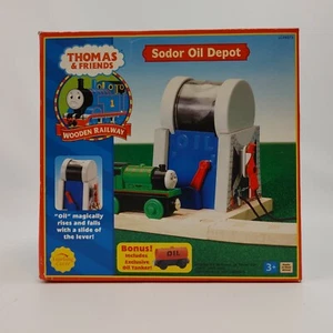 Thomas & Friends Ferrocarril de Madera DEPÓSITO DE ACEITE SODOR + COCHE CISTERNA DE PETRÓLEO BONIFICACIÓN - NUEVO - Imagen 1 de 5