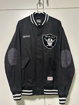 Jaqueta Bombardeiro Masculina Rocksmith Ninjas Logotipo Embroi Preto e Branco Tamanho G - Imagem 1 de 4