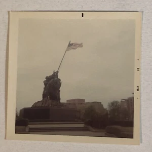 "Estatua de Iwo Jima 1968 foto vintage imagen 3 1/2"" X 3 1/2"" Bx4" - Imagen 1 de 3