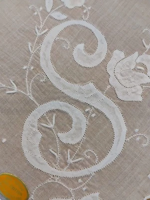 Antigo S Monograma Branco Algodão Batiste Aplique Branco e Bordado Hankie... - Imagem 1 de 4