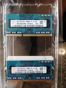 HYNIX 2 MODULI RAM 2GB 1RX8 PC3 010600S 9-11-B2 HMT325s6cfr8c - H9 N0 -AA 1210 S - Foto 1 di 2