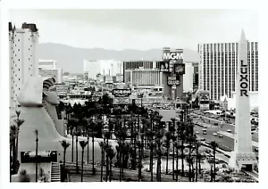 1995 foto de prensa aérea del tráfico callejero de Las Vegas a lo largo de casinos y hoteles - Imagen 1 de 2
