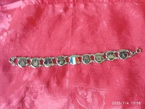 GRAZIOSO BRACCIALE SOUVENIR VINTAGE PLACCHE A SCUDO SMALTATE CON VEDUTE PARIGI. - Picture 1 of 9