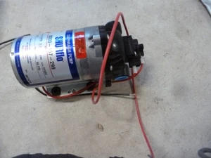 Bomba de diafragma Shurflo 8000-147-299 con interruptor automático y derivación - Imagen 1 de 3