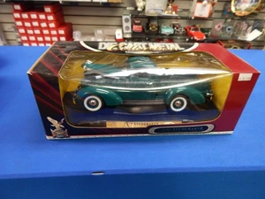 Road Signature Deluxe Edition 1937 Studebaker Coupe Express Pick Up 1:18 Green - Picture 1 of 5