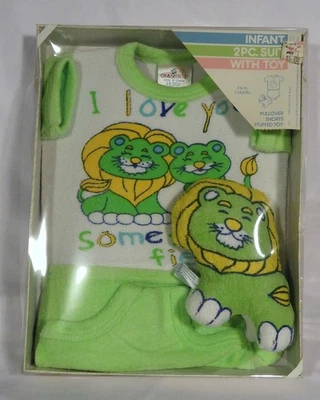 NUEVO EN CAJA NUEVO CON ETIQUETAS NUEVO DE COLECCIÓN 1980 Cradleknit Bebé 2 Piezas Traje y León Juguete Amor Feroz Foto 1 de 4