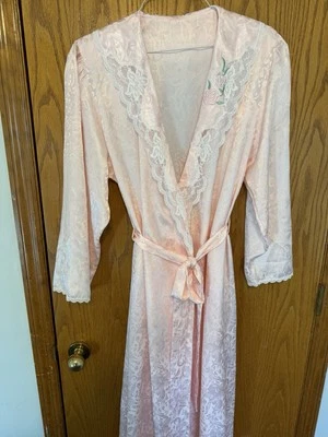 Roupão rosa Cabernet vintage com renda e detalhes florais bordados rosa - Imagem 1 de 4