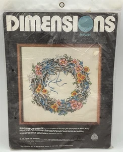Kit ricamo Dimensions Crewel #1270 ghirlanda nastro blu NUOVO spedizione gratuita! - Foto 1 di 3