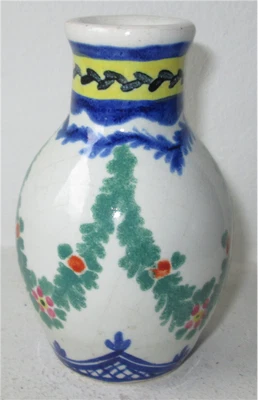 PETIT VASE ANCIEN DÉCOR DE FRISES SIGNÉ ?  - Photo 1/4