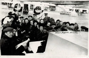 1953 photo GROUP OF SOVIET PEOPLE ON THE BOAT IN ALUSHTA (CRIMEA) - Bild 1 von 2