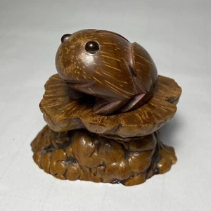 Frog Figurine Nut Seed Pod Hand Carved on Burle Wood Base Unusual 2 Piece Vtg - Picture 1 of 9