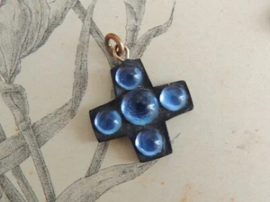 Pendentif religieux en forme de croix en résine orné de cabochons bleus - Picture 1 of 2