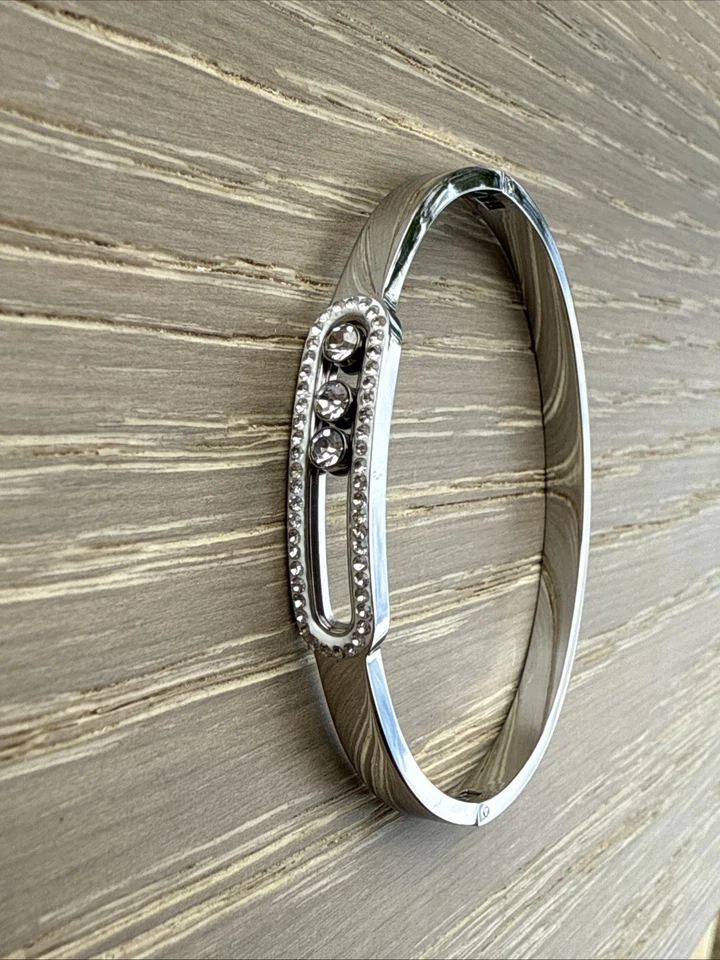 Brazalete solitario de diamantes estimulados de 1,80 quilates que se puede abrir Foto 1 de 4