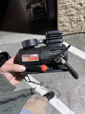 Compresor de aire Simoniz 250 PSI 12 voltios con manómetro incorporado  Foto 1 de 4