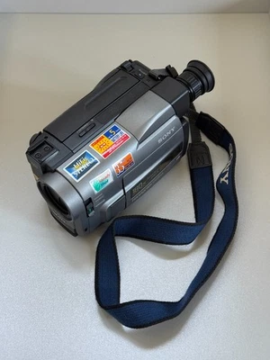 Sony Handycam CCD-TRV44E Hi8 Video8 Camcorder - Image 1 of 4