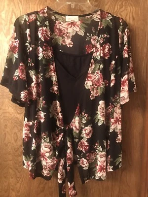 女士小号正装上衣,黑色迷彩带花卉印花护罩,城市女孩 — 第 1/4 张图片