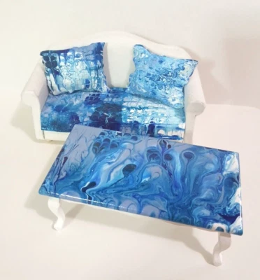 Mesa de centro para casa de muñecas escala 1:12 + sofá con almohadas. Patrón azul + blanco. Foto 1 de 4