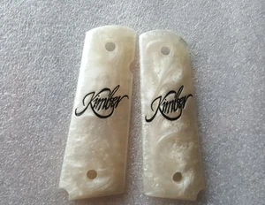 PRECIOSO LOGO KIMBER EN EMPUÑADURA DE RESINA PERLA BLANCA PARA COLT KIMBER 1911 TAMAÑO COMPLETO - Imagen 1 de 7