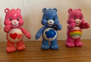 3 verschiedene Pflegebären Kunststofffiguren TCFC, JP bewegliche Arme Just Play 3" - Bild 1 von 4