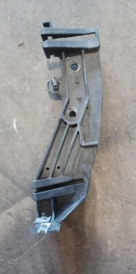 Soporte de montaje de lámpara de faro lado derecho para Infiniti G37 cupé o convertible  Foto 1 de 2