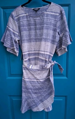 Vestido feminino Express novo com etiquetas M linho algodão azul branco envoltório falso babado bainha flutuante - Imagem 1 de 4