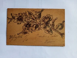 Cartolina in legno . con fiori dipinti a mano -viaggiata in zona di guerra - Foto 1 di 2