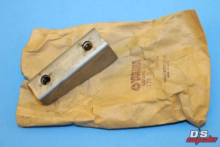 НОВЫЙ ИЗ СТАРЫХ ЗАПАСОВ YAMAHA DT100D ПОДНОЖКА РЕМОНТ КРОНШТЕЙН ДЕТАЛЬ # 1T9-21447-00 - Изображение 1 из 1