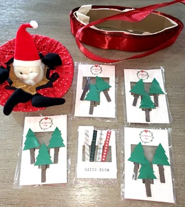 WEIHNACHTEN SÜSSIGKEITENKORB WEIHNACHTSMANN GROSSE ROLLE BREIT ROT DRAHTBAND WEIHNACHTSMANN KLEIDUNG ANSTECKNADELN - Bild 1 von 1