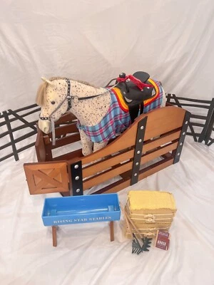 MUÑECA AMERICAN GIRL CABALLO SAIGE + ESTABLOS - ligeramente usada/excelente estado Foto 1 de 3