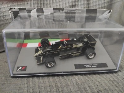 F1 Collection 1/43 Lotus Renault 1985 Ayrton Senna con gomme Rain da bagnato  - Immagine 1 di 4