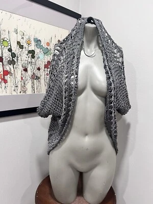 Suéter INC International Concepts encogido de hombros para mujer gris con hilos plateados. Talla XS Foto 1 de 4