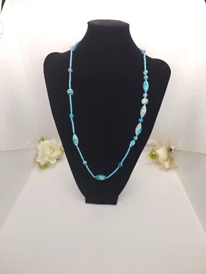 Collana a chiacchierino fatta a mano con pietre in celeste e bianco - Immagine 1 di 3