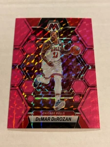 2022-23 MOSAICO PANINI DEMAR DEROZAN 9/10 ROSA FIORESCENTE PRIZM BULLS SSP - Foto 1 di 2