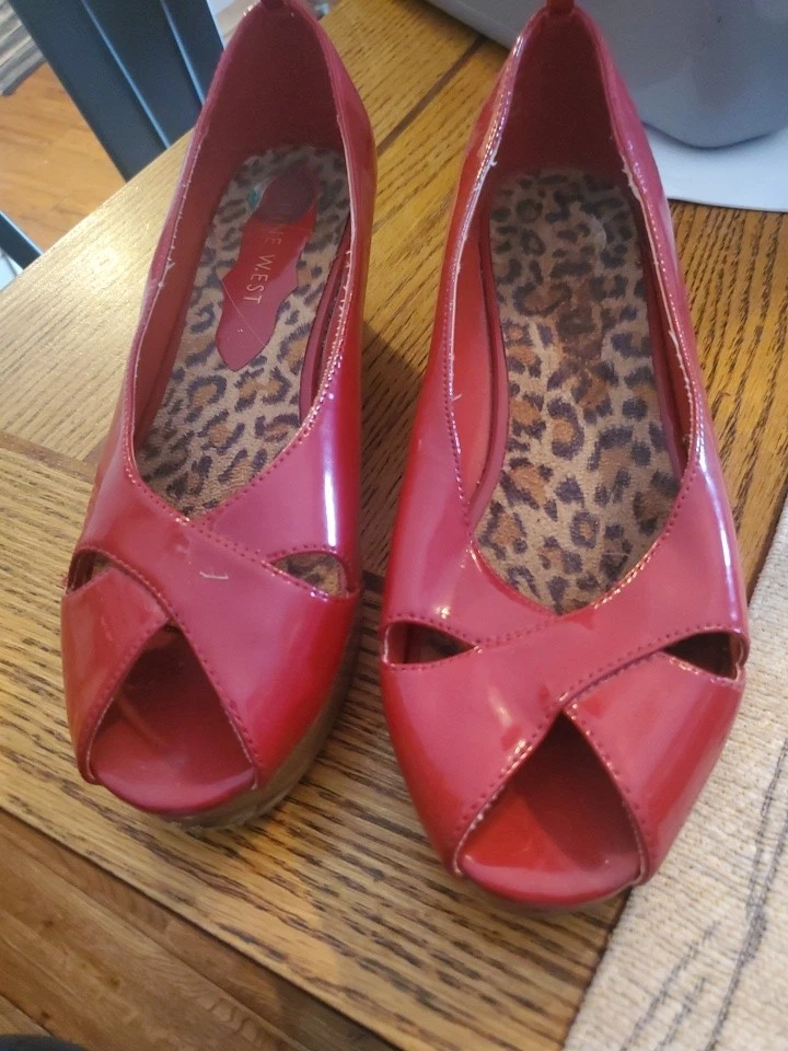 Tacón de cuña Nine West rojo charol punta abierta talla 4 Foto 1 de 4