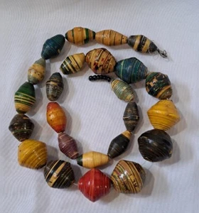 24 Vintage handgefertigte glasierte gerollte Papierperlen verschiedene Größen Farben 2,2 Unzen - Bild 1 von 7