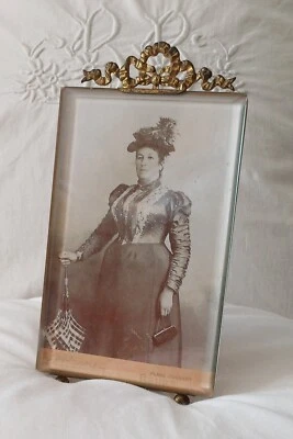 Ancien cadre porte photo chevalet noeud métal doré chapeau photo frame bow - Photo 1/4