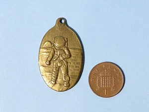 Vintage We Came In Peace For Mankind Astronaut/Rakete Anhänger Medaille #CV51 - Bild 1 von 4