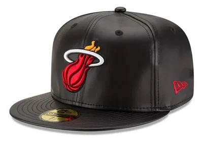 Gorra ajustada negra 59FIFTY de cuero sintético para hombre NBA Miami Heat Foto 1 de 4