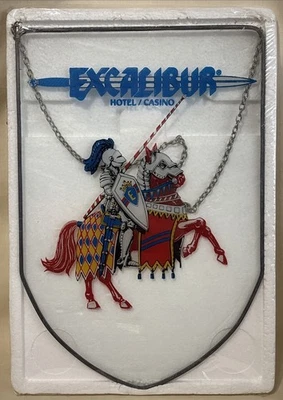 Excalibur Hotel/Casino Las Vegas - Escudo de vidrio colgante de pared - NUEVO de colección Foto 1 de 4