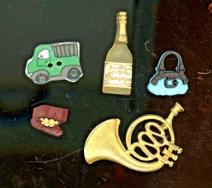 5 Knöpfe mit Objekten in verschiedenen Materialien. - Bild 1 von 4