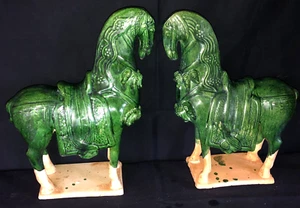Par de figuras de caballo de cerámica esmaltada verde China Tang Sancai vintage grandes combinadas - Imagen 1 de 6