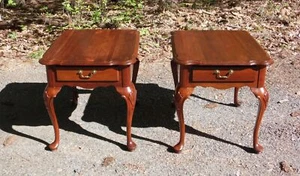 Par de Mesitas de Noche Ethan Allen Corte Georgiana Queen Anne Estilo Cerezo - Imagen 1 de 13