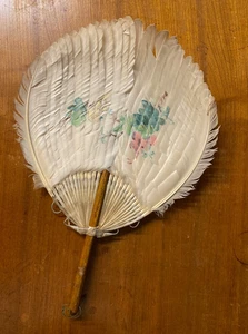 ANCIEN EVENTAIL XIXEME EN PLUMES D'AUTRUCHE BLANCHES AVEC DECOR FLORAL PEINT - Imagen 1 de 10