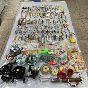 ENORME LOTE SEÑUELOS VINTAGE TACKLE 3 CARRETES LAZY IKE RAPALA REBEL L&S HELIN 84+ SEÑUELOS - Imagen 1 de 24