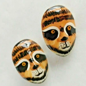 Vtg Oval 3D Raccoon / Cat Face Post Earrings Plastic Approximately 1 3/8" #16535 - Bild 1 von 4