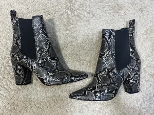 Steve Madden Women's Subtle Block Heel Boot Grey Snake Size 9 - Picture 1 of 5